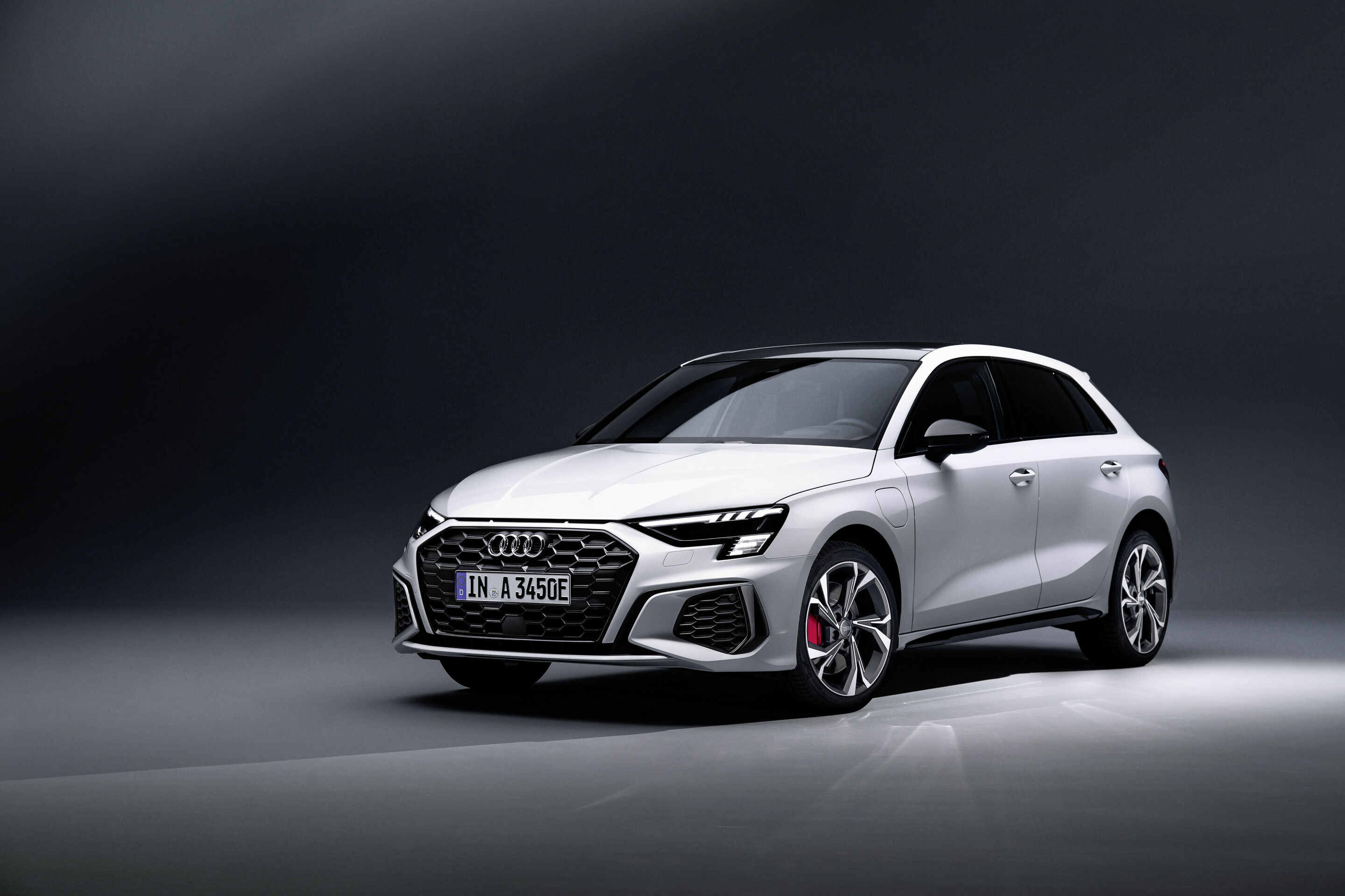 Audi A3 Sportback 45 TFSI e - Static photo,
Colour: Glacier white