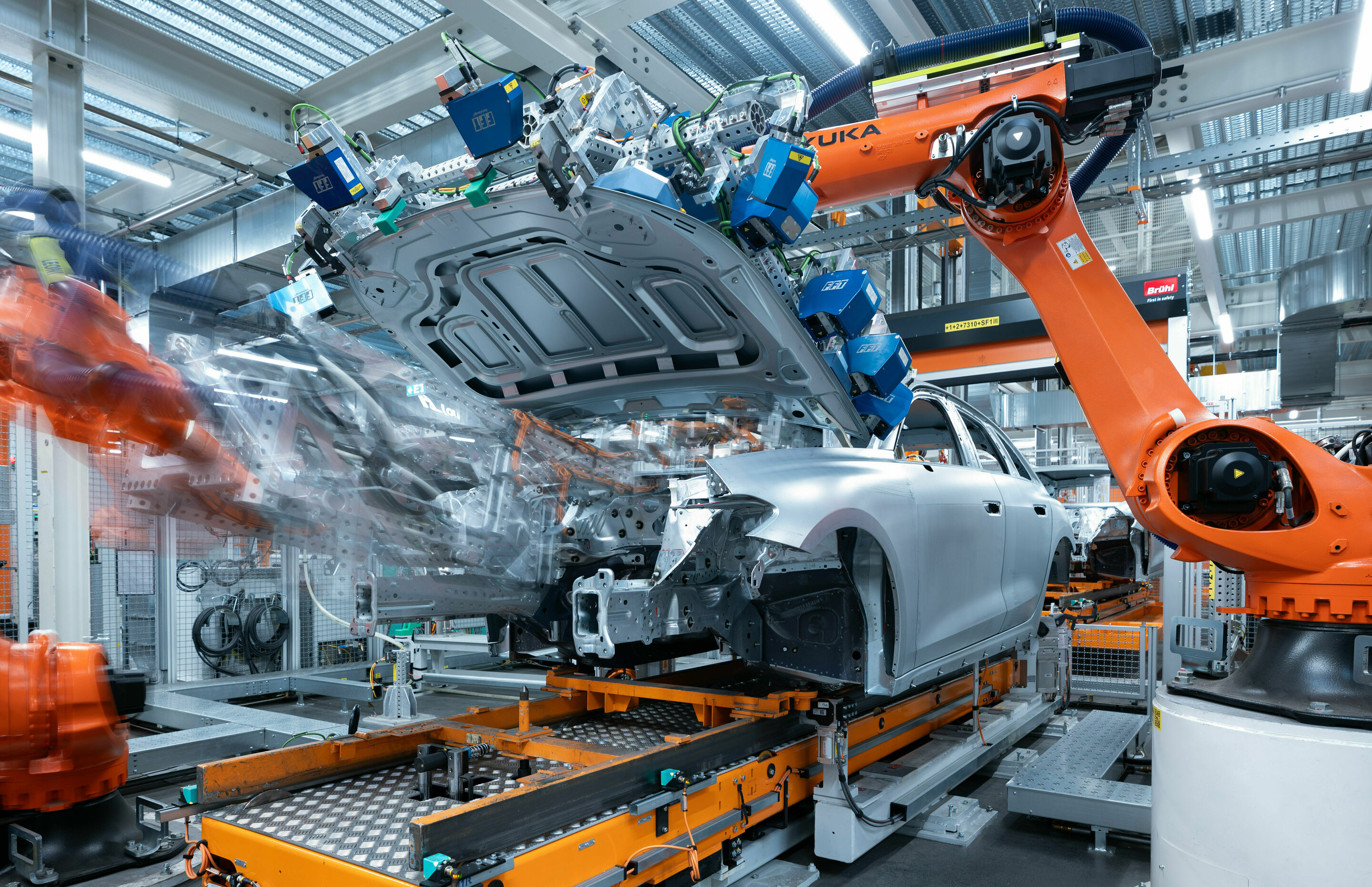 Audi A5 production at the Neckarsulm site - Fully automated flap and fender attachment