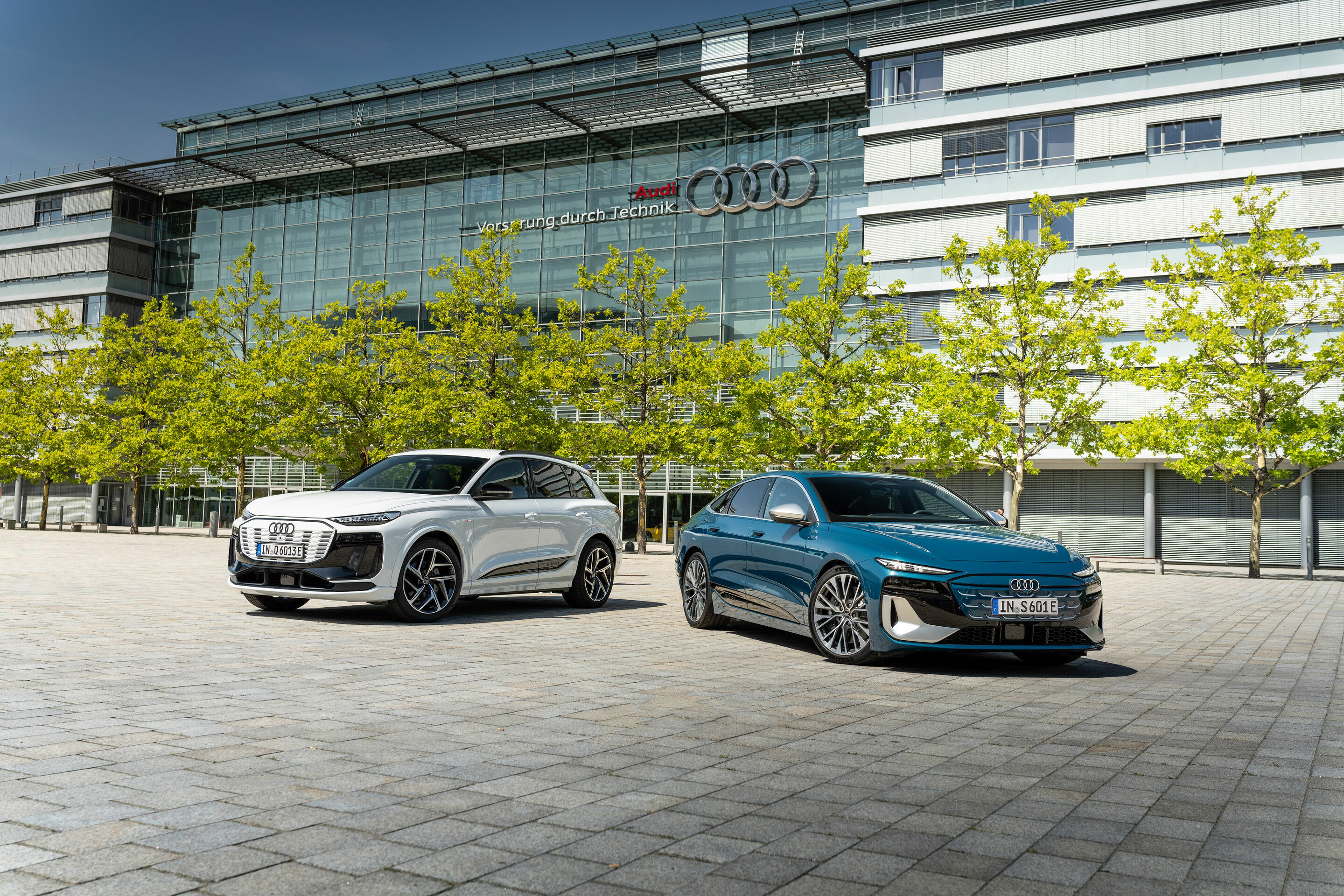 Der Audi Q6 e-tron und der S6 Sportback e-tron - Distinct siblings with a shared core: the Audi Q6 e-tron and S6 Sportback e-tron are built on the advanced Premium Platform Electric (PPE).
