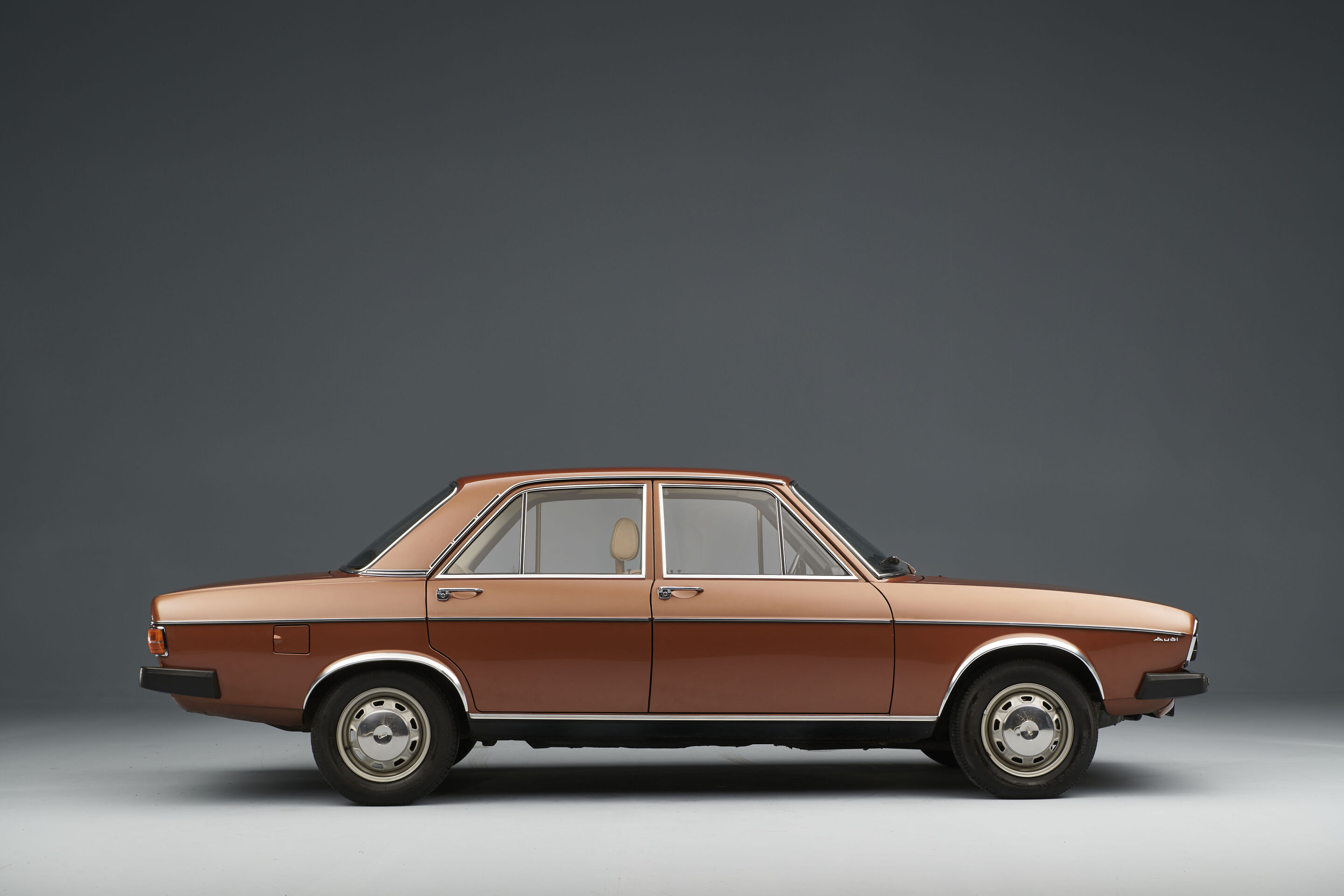 Audi Tradition showcases Audi 100 and A6 history - Photograph for the current Audi Tradition C model series exhibition at the Audi Forum Neckarsulm: the first-generation Audi 100.