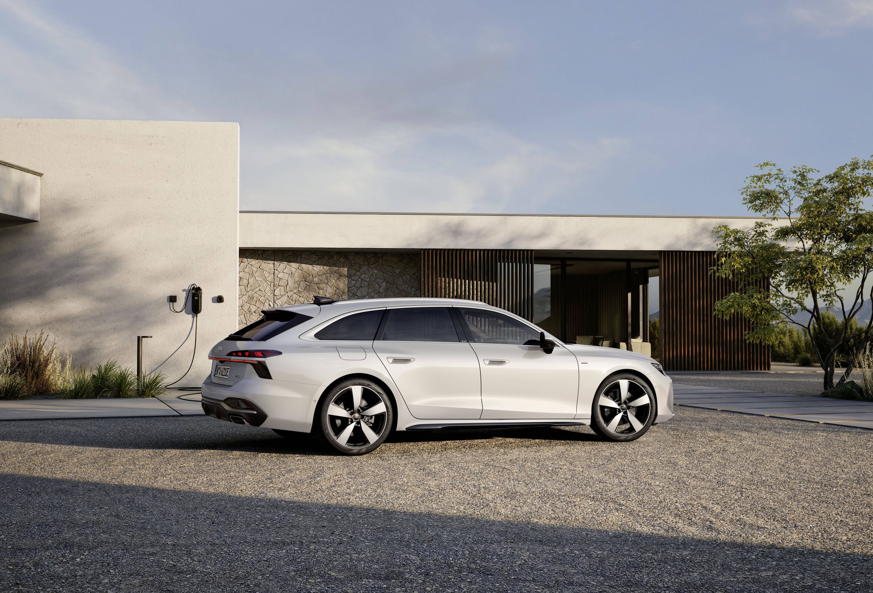 Audi A6 Avant e-hybrid quattro - Static photo,
Colour: Glacier white